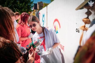 В Геническе создали стрит-арт с символикой общественных организаций