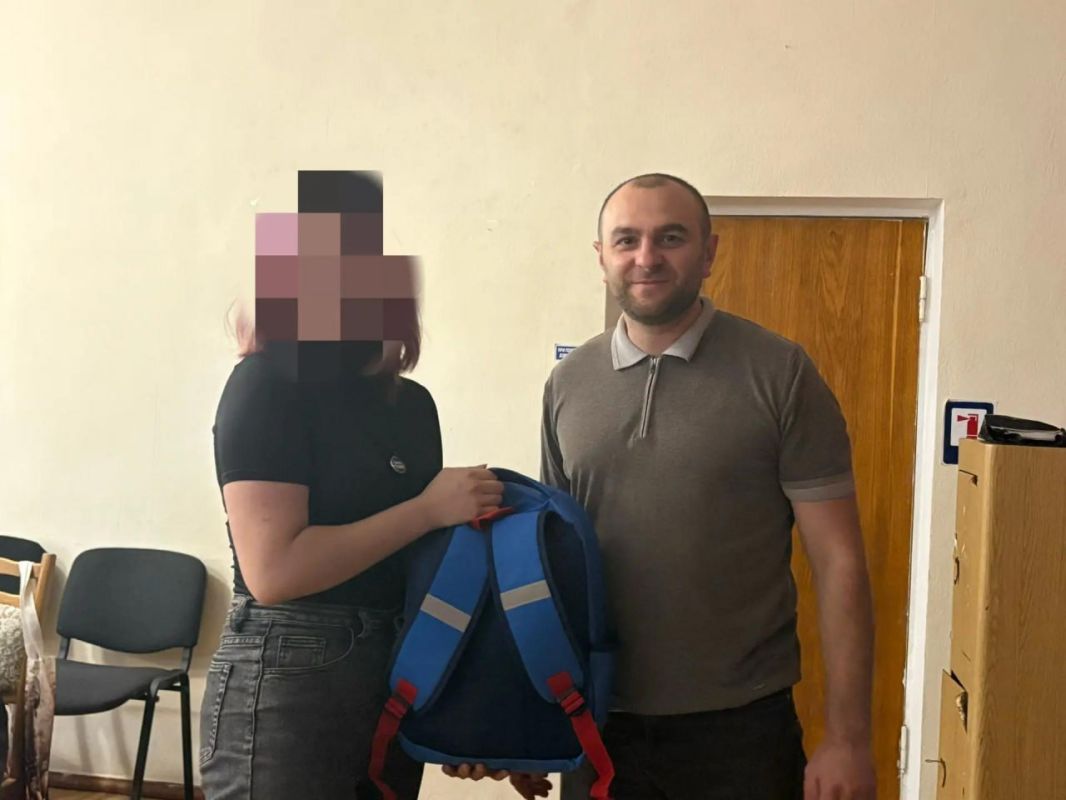 Глава Новокаховского округа вручил школьникам рюкзаки с канцелярией в рамках акции "Собери ребенка в школу" Глава Новокаховского округа вручил школьникам рюкзаки с канцелярией в рамках акции "Собери ребенка в школу"