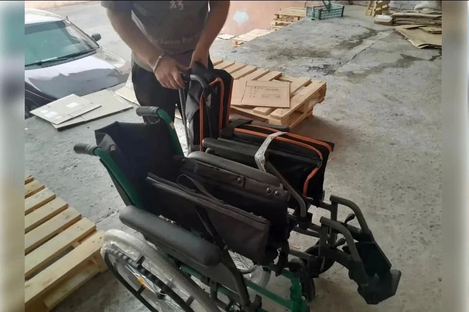 Инвалидные коляски привезли волонтеры в Новую Каховку