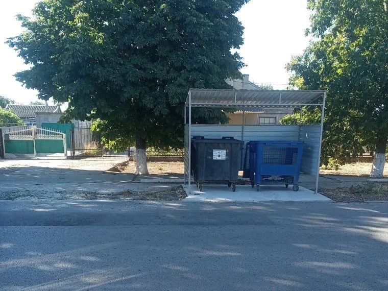 В пгт. Чаплинка продолжаются работы по благоустройству площадок для сбора твердых коммунальных отходов (ТКО) В пгт. Чаплинка продолжаются работы по благоустройству площадок для сбора твердых коммунальных отходов (ТКО)