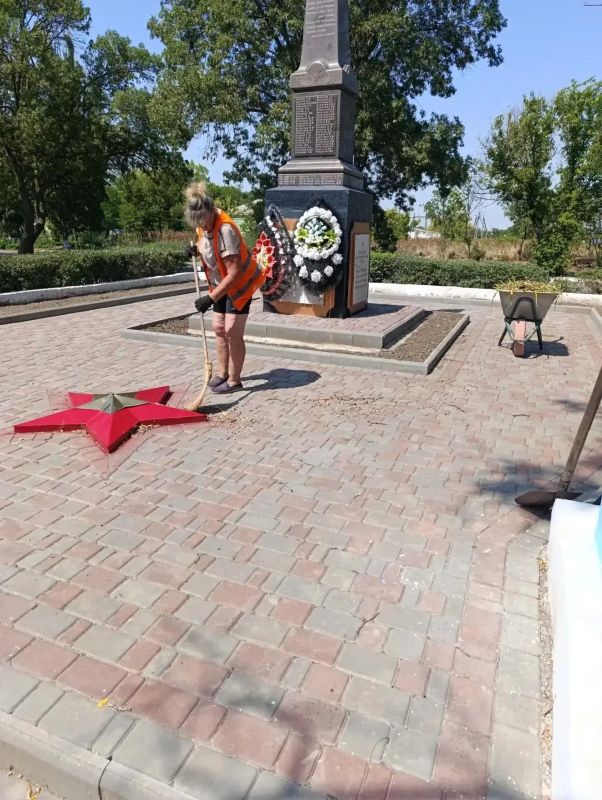 Работники МКУ «Горжилстрой» продолжают благоустройство населённых пунктов Генического округа Работники МКУ «Горжилстрой» продолжают благоустройство населённых пунктов Генического округа
