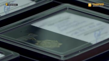 В Геническе матерям погибших бойцов СВО вручили медали "Мать-героя"