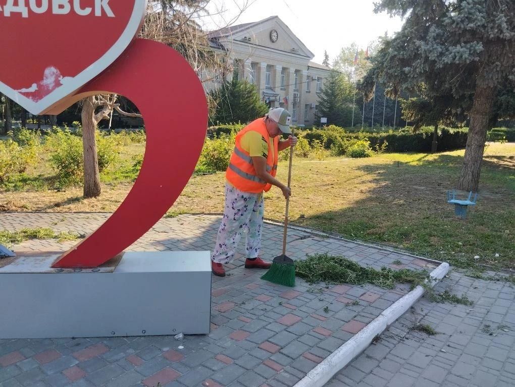 Александр Дудка: Сотрудники МБУ «Джарылгач» продолжают плановые работы по благоустройству Скадовска Александр Дудка: Сотрудники МБУ «Джарылгач» продолжают плановые работы по благоустройству Скадовска
