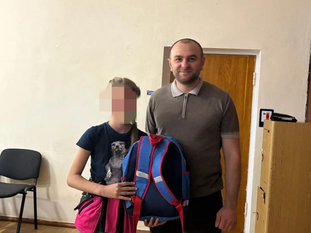 Глава Новокаховского округа вручил школьникам рюкзаки с канцелярией в рамках акции "Собери ребенка в школу"