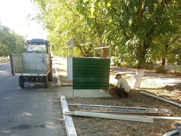 В пгт. Чаплинка продолжаются работы по благоустройству площадок для сбора твердых коммунальных отходов (ТКО) В пгт. Чаплинка продолжаются работы по благоустройству площадок для сбора твердых коммунальных отходов (ТКО)