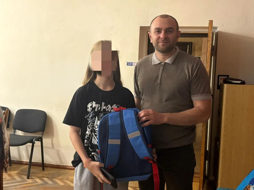 Глава Новокаховского округа вручил школьникам рюкзаки с канцелярией в рамках акции "Собери ребенка в школу" Глава Новокаховского округа вручил школьникам рюкзаки с канцелярией в рамках акции "Собери ребенка в школу"
