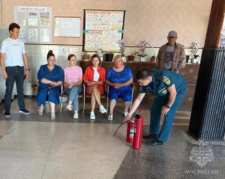 Сотрудники МЧС России проводят инструктажи по пожарной безопасности на избирательных участках Херсонщины Сотрудники МЧС России проводят инструктажи по пожарной безопасности на избирательных участках Херсонщины