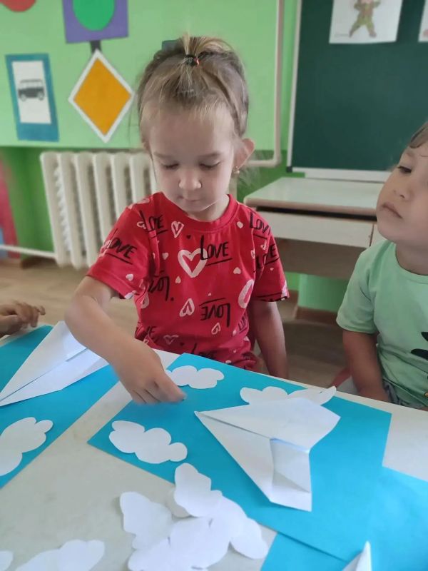 В детских садах Скадовского округа прошли тематические занятия, посвящённые Дню Военно-воздушных сил России В детских садах Скадовского округа прошли тематические занятия, посвящённые Дню Военно-воздушных сил России