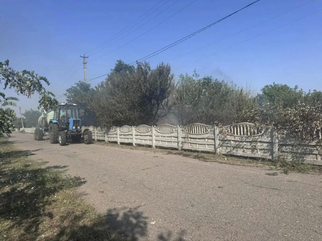 В Красном Перекопе коммунальщики, предприниматель и его сын-школьник потушили пожар у многоквартирного дома В Красном Перекопе коммунальщики, предприниматель и его сын-школьник потушили пожар у многоквартирного дома