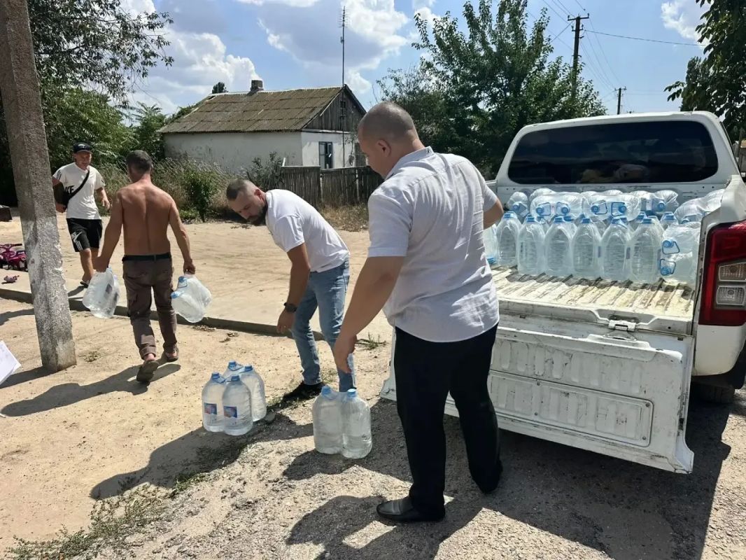 Воду доставили жителям трех сел Голопристанского округа Воду доставили жителям трех сел Голопристанского округа