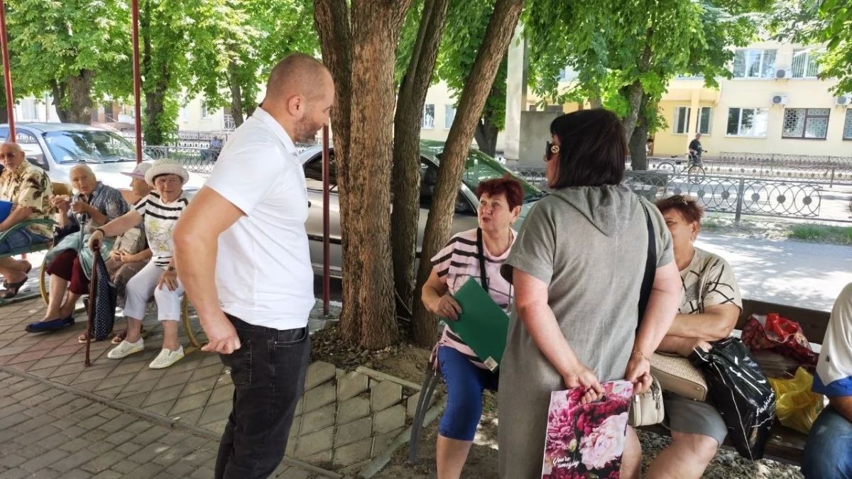 Павел Филипчук: От вопроса - к решению. Постоянно общаюсь с людьми. На личных приёмах, во время объездов, во дворах, на улицах, на рынке Павел Филипчук: От вопроса - к решению. Постоянно общаюсь с людьми. На личных приёмах, во время объездов, во дворах, на улицах, на рынке