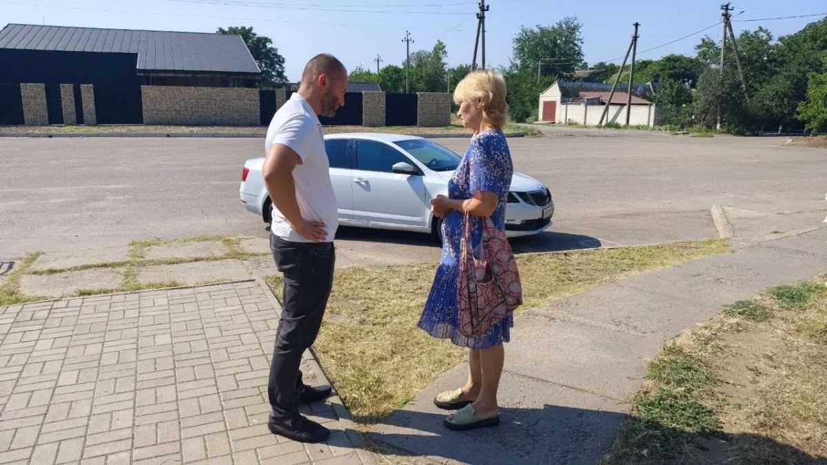 Павел Филипчук: От вопроса - к решению. Постоянно общаюсь с людьми. На личных приёмах, во время объездов, во дворах, на улицах, на рынке Павел Филипчук: От вопроса - к решению. Постоянно общаюсь с людьми. На личных приёмах, во время объездов, во дворах, на улицах, на рынке