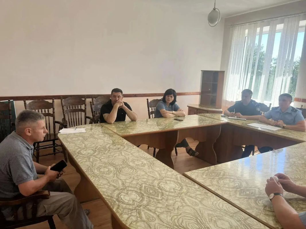 Прокурор Каховского района провел выездной прием работников сельскохозяйственного предприятия Прокурор Каховского района провел выездной прием работников сельскохозяйственного предприятия