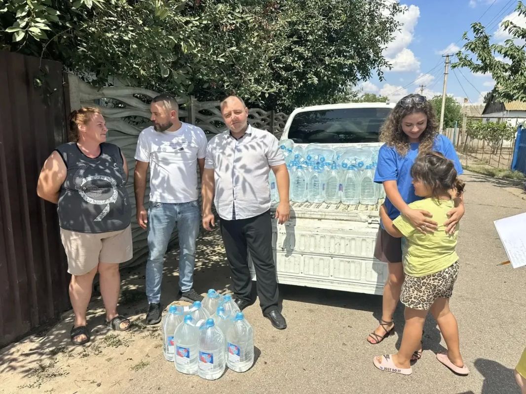 Воду доставили жителям трех сел Голопристанского округа Воду доставили жителям трех сел Голопристанского округа