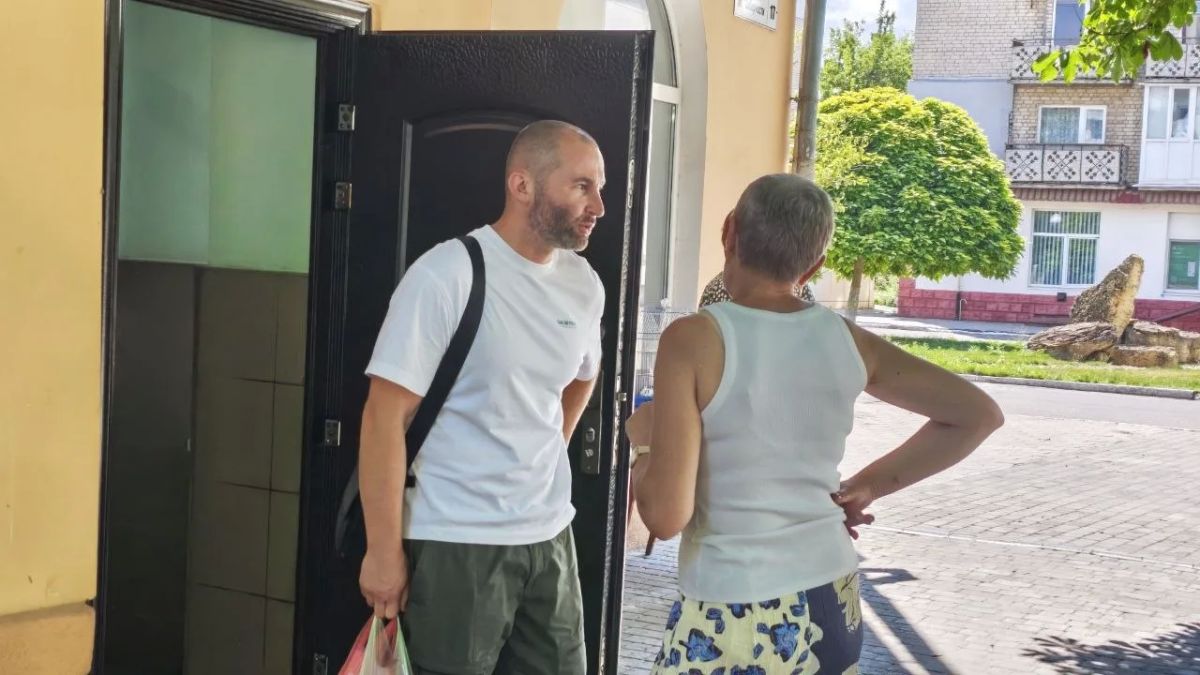 Павел Филипчук: От вопроса - к решению. Постоянно общаюсь с людьми. На личных приёмах, во время объездов, во дворах, на улицах, на рынке Павел Филипчук: От вопроса - к решению. Постоянно общаюсь с людьми. На личных приёмах, во время объездов, во дворах, на улицах, на рынке