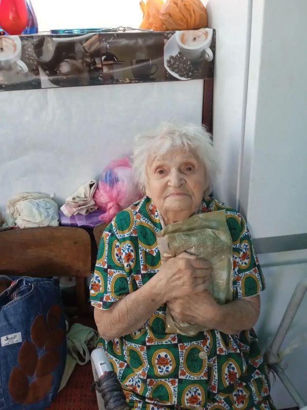 Столетний юбилей!. Свой 100-й день рождения празднует жительница села Новосеменовка — Ольга Николаевна Прядченко! Интересно, что именинница принимает поздравления дважды в год: в июне — по паспорту, а в августе — по факту! В...