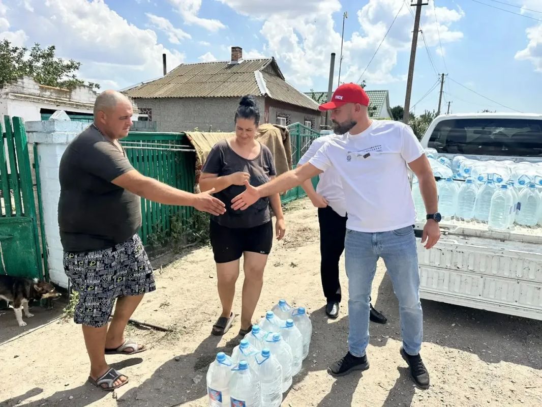 Воду доставили жителям трех сел Голопристанского округа Воду доставили жителям трех сел Голопристанского округа