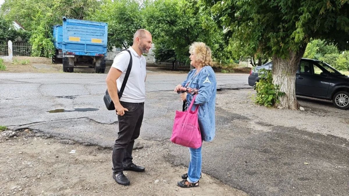 Павел Филипчук: От вопроса - к решению. Постоянно общаюсь с людьми. На личных приёмах, во время объездов, во дворах, на улицах, на рынке Павел Филипчук: От вопроса - к решению. Постоянно общаюсь с людьми. На личных приёмах, во время объездов, во дворах, на улицах, на рынке