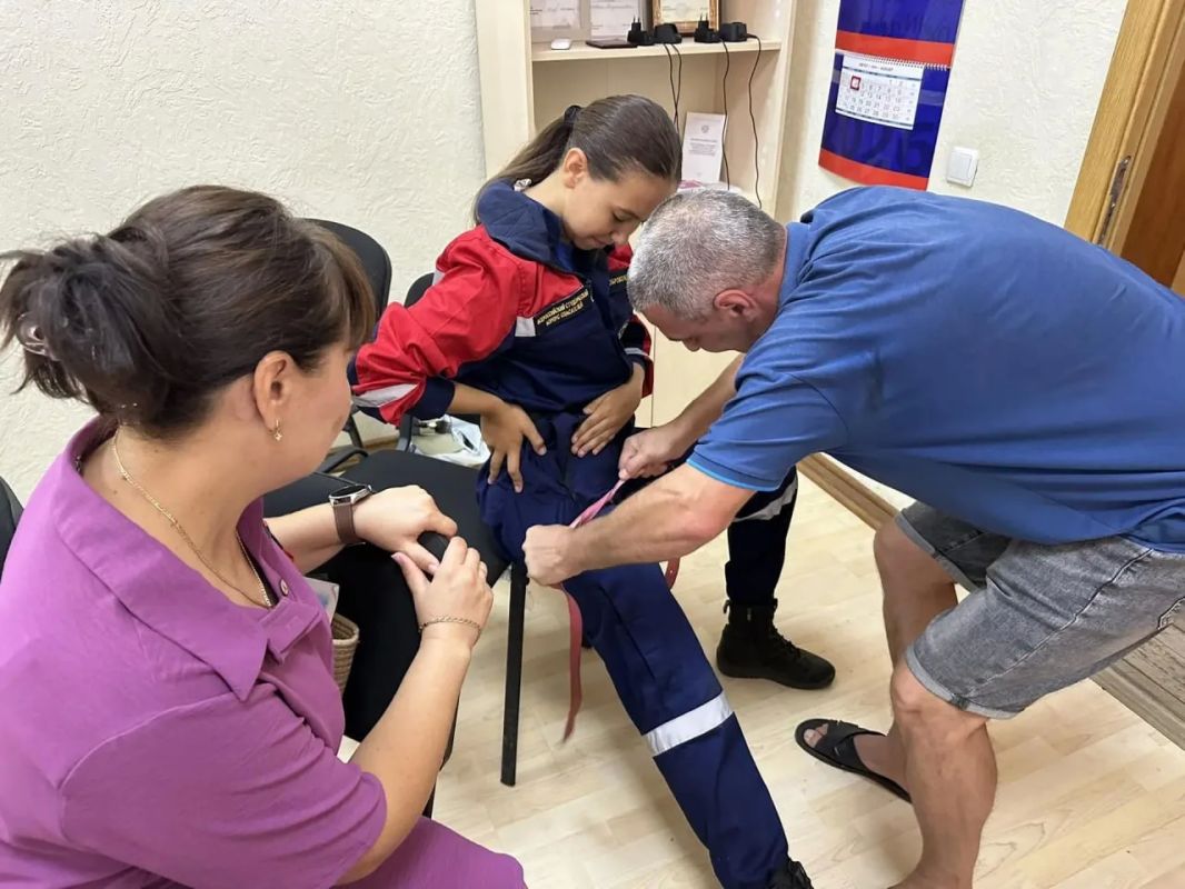 Добровольцы Всероссийского студенческого корпуса спасателей в Херсонской области провели занятия для членов избирательных комиссий Добровольцы Всероссийского студенческого корпуса спасателей в Херсонской области провели занятия для членов избирательных комиссий