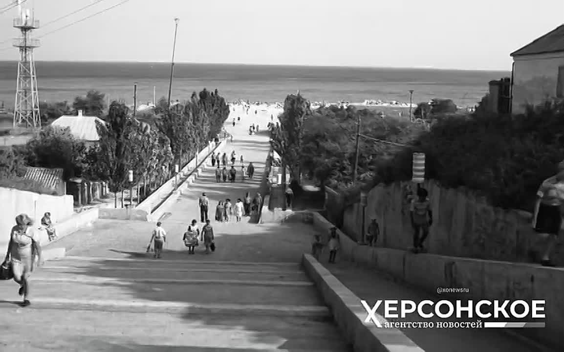 На этой ожившей фотографии — спуск к Детскому пляжу Геническа 1970-х