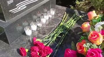 Молодежка Народного фронта вместе с сотрудниками администрации Генического района возложили цветы в память о Давиде Соколове и Николае Ковалеве