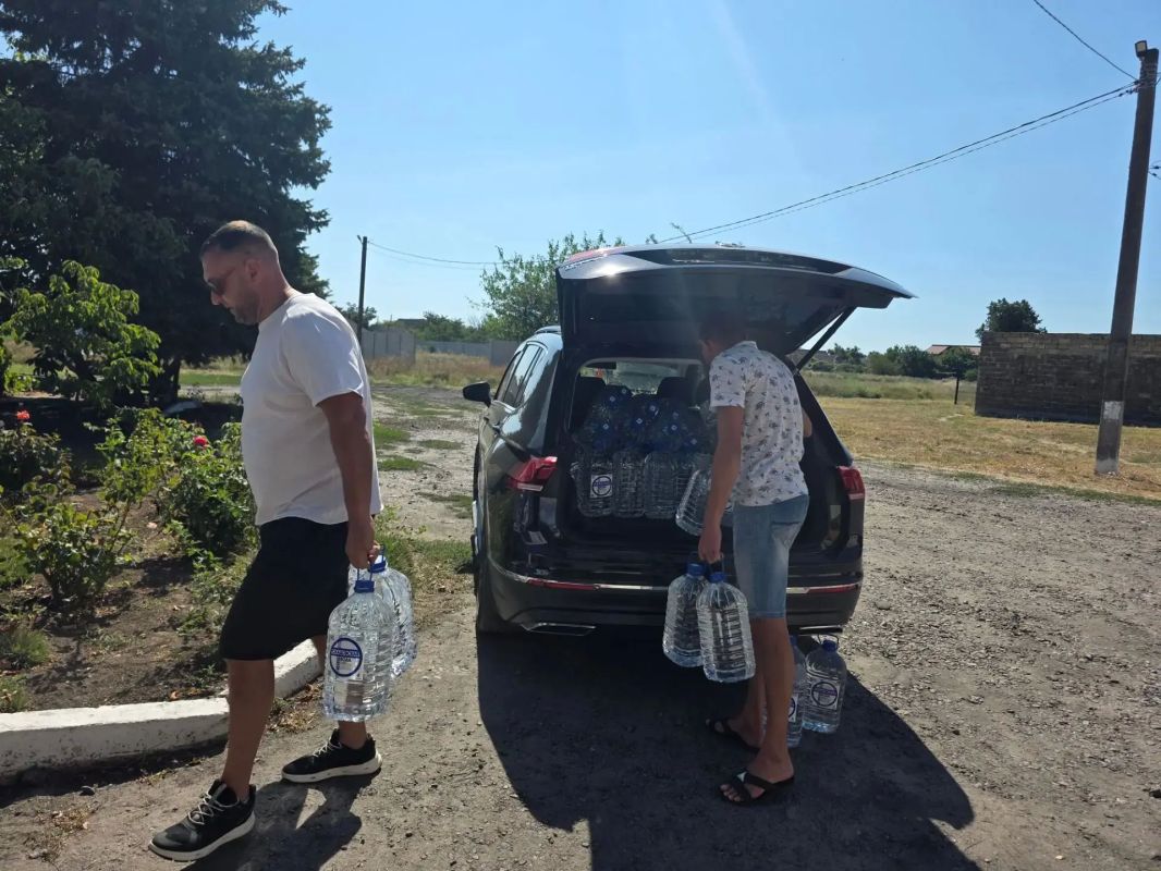 В Лазурном воду доставили в амбулаторию и тем, кому трудно выйти из дома В Лазурном воду доставили в амбулаторию и тем, кому трудно выйти из дома