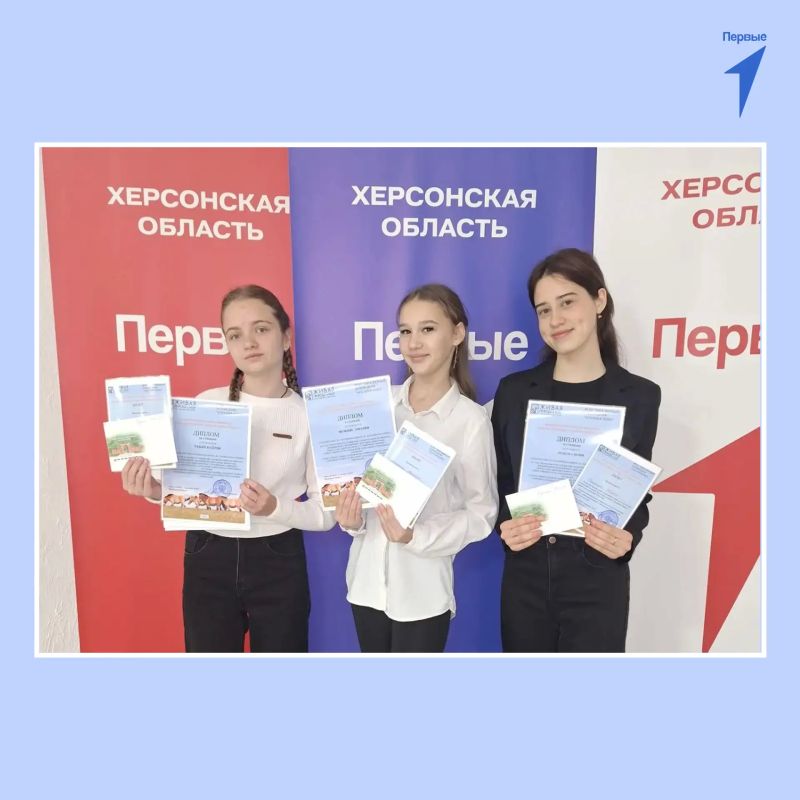 Первые и педагоги Чаплинской школы № 1 присоединились к онлайн-флешмобу «Цвета Российского флага» Первые и педагоги Чаплинской школы № 1 присоединились к онлайн-флешмобу «Цвета Российского флага»