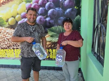 В Лазурном волонтёры доставили воду в амбулаторию и маломобильным жителям
