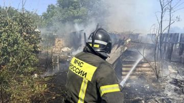Спасатели МЧС ликвидировали пожар в Новотроицком