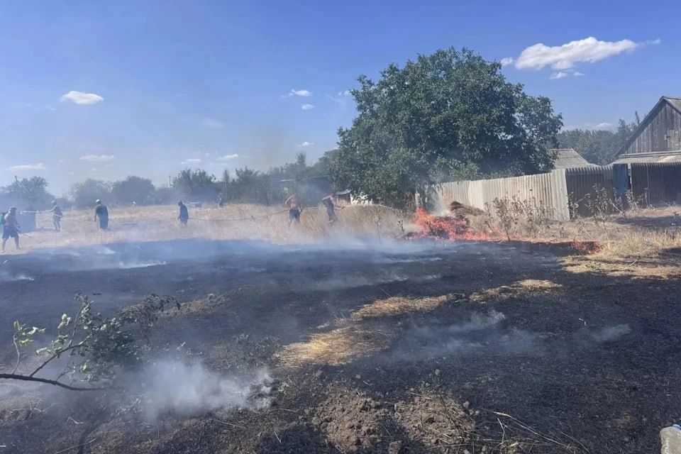 Жители Дмитровки потушили крупное возгорание сухой травы