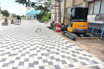 В селе Стрелковое обновляют площадь и территории для детей и спорта