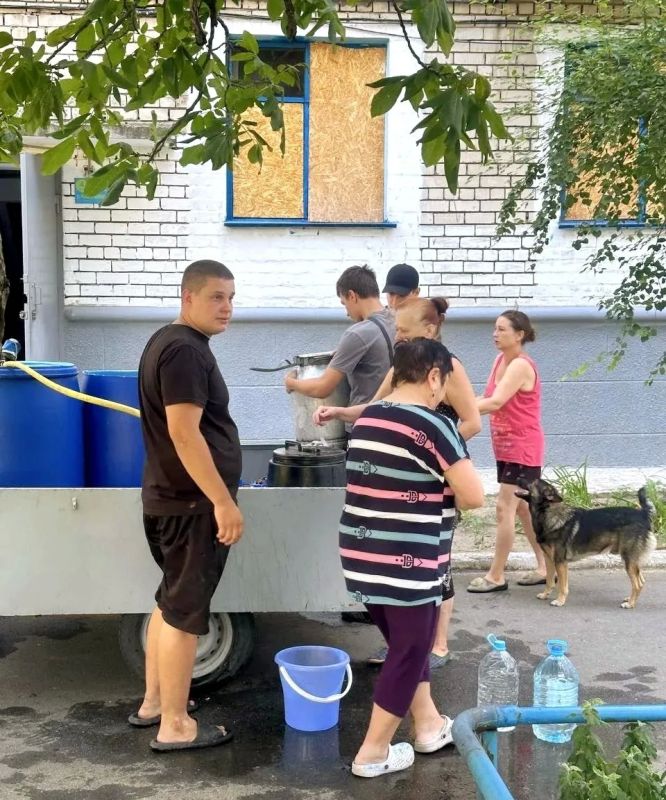Павел Филипчук: Активисты ТОС «Мечта» доставили воду жителям многоквартирных домов микрорайона Светлово в Каховке Павел Филипчук: Активисты ТОС «Мечта» доставили воду жителям многоквартирных домов микрорайона Светлово в Каховке