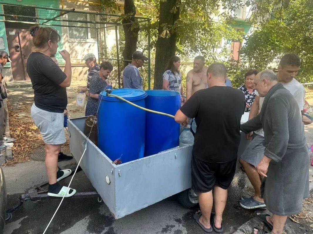 Павел Филипчук: Активисты ТОС «Мечта» доставили воду жителям многоквартирных домов микрорайона Светлово в Каховке Павел Филипчук: Активисты ТОС «Мечта» доставили воду жителям многоквартирных домов микрорайона Светлово в Каховке