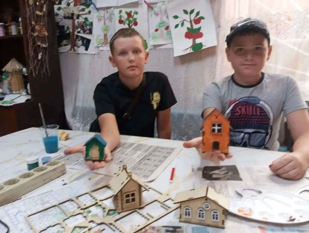 В селе Семихатка юные мастера построили свои первые деревянные дома В селе Семихатка юные мастера построили свои первые деревянные дома
