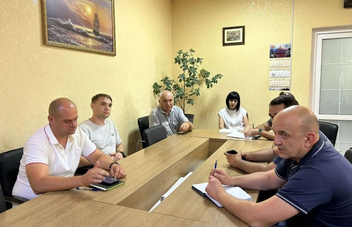 Ежедневно два раза в день в администрации проводятся совещания с руководителями энергоснабжающих и социальных организаций по вопросу обеспечения водоснабжения, электроснабжения и работы учреждений Чаплинского муниципального... Ежедневно два раза в день в администрации проводятся совещания с руководителями энергоснабжающих и социальных организаций по вопросу обеспечения водоснабжения, электроснабжения и работы учреждений Чаплинского муниципального...