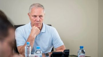 Сальдо: украинские политики советуют детям уезжать, а народ оставляют воевать
