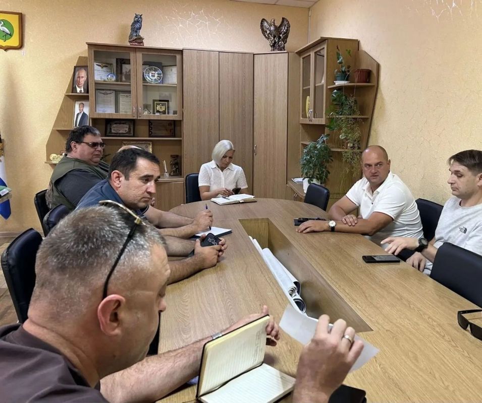 Ежедневно два раза в день в администрации проводятся совещания с руководителями энергоснабжающих и социальных организаций по вопросу обеспечения водоснабжения, электроснабжения и работы учреждений Чаплинского муниципального... Ежедневно два раза в день в администрации проводятся совещания с руководителями энергоснабжающих и социальных организаций по вопросу обеспечения водоснабжения, электроснабжения и работы учреждений Чаплинского муниципального...