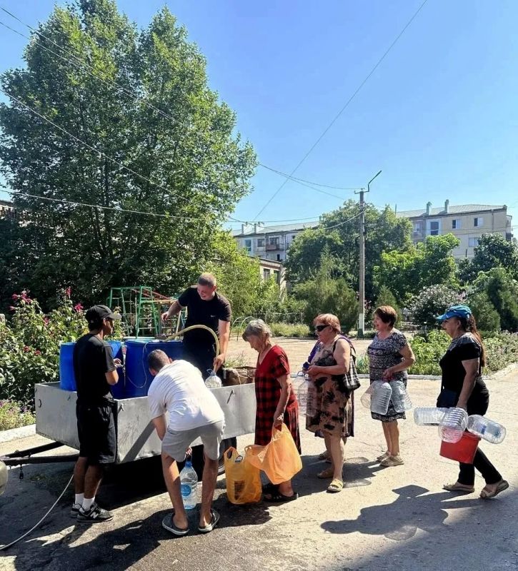 Павел Филипчук: Активисты ТОС «Мечта» доставили воду жителям многоквартирных домов микрорайона Светлово в Каховке Павел Филипчук: Активисты ТОС «Мечта» доставили воду жителям многоквартирных домов микрорайона Светлово в Каховке