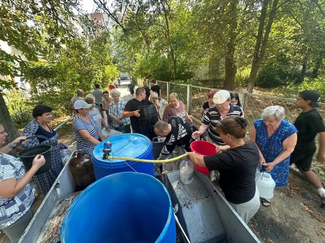 Павел Филипчук: Активисты ТОС «Мечта» доставили воду жителям многоквартирных домов микрорайона Светлово в Каховке Павел Филипчук: Активисты ТОС «Мечта» доставили воду жителям многоквартирных домов микрорайона Светлово в Каховке