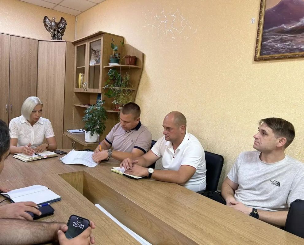 Ежедневно два раза в день в администрации проводятся совещания с руководителями энергоснабжающих и социальных организаций по вопросу обеспечения водоснабжения, электроснабжения и работы учреждений Чаплинского муниципального...