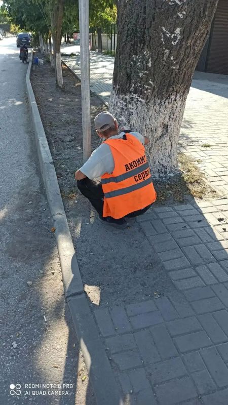 Работники МКУ «Азовкоммунсервис» навели порядок в Геническе и населённых пунктах округа Работники МКУ «Азовкоммунсервис» навели порядок в Геническе и населённых пунктах округа