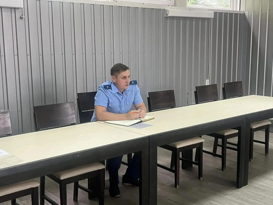 Прокурор Каховского района провёл выездной приём работников ООО «Агробизнес» Прокурор Каховского района провёл выездной приём работников ООО «Агробизнес»