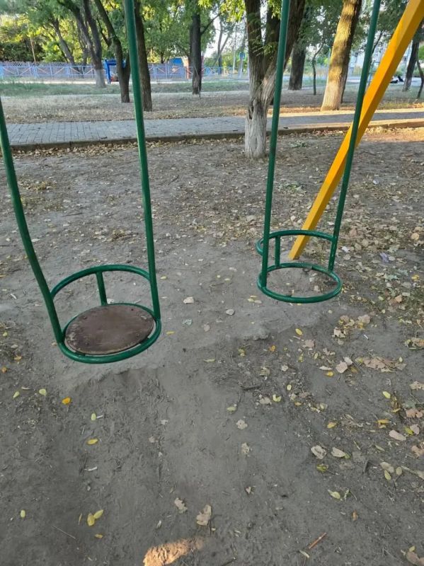 В парке Шевченко в Скадовске дети играют на опасной площадке В парке Шевченко в Скадовске дети играют на опасной площадке