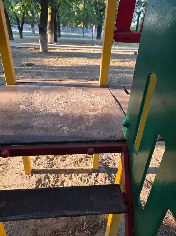 В парке Шевченко в Скадовске дети играют на опасной площадке В парке Шевченко в Скадовске дети играют на опасной площадке