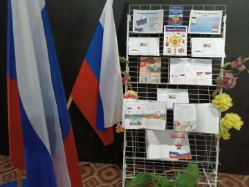В библиотеке ко Дню Государственного флага подготовлена тематическая выставка: все желающие смогут познакомиться с книгами об истории российского триколора, о государственной символике и важнейших вехах развития России