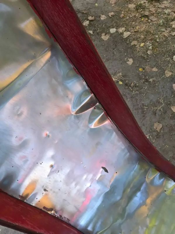В парке Шевченко в Скадовске дети играют на опасной площадке В парке Шевченко в Скадовске дети играют на опасной площадке