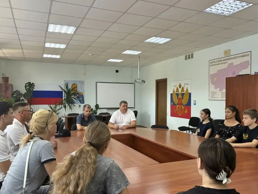 Встреча молодёжного актива с ветераном СВО состоялась в пгт Ивановка Встреча молодёжного актива с ветераном СВО состоялась в пгт Ивановка