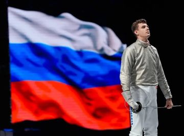 Наш саблист Павел Граудынь после Победы над финальным соперником на Чемпионате мира в Гонконге