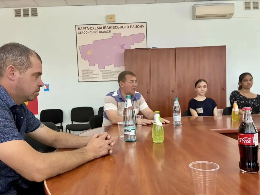 Встреча молодёжного актива с ветераном СВО состоялась в пгт Ивановка Встреча молодёжного актива с ветераном СВО состоялась в пгт Ивановка