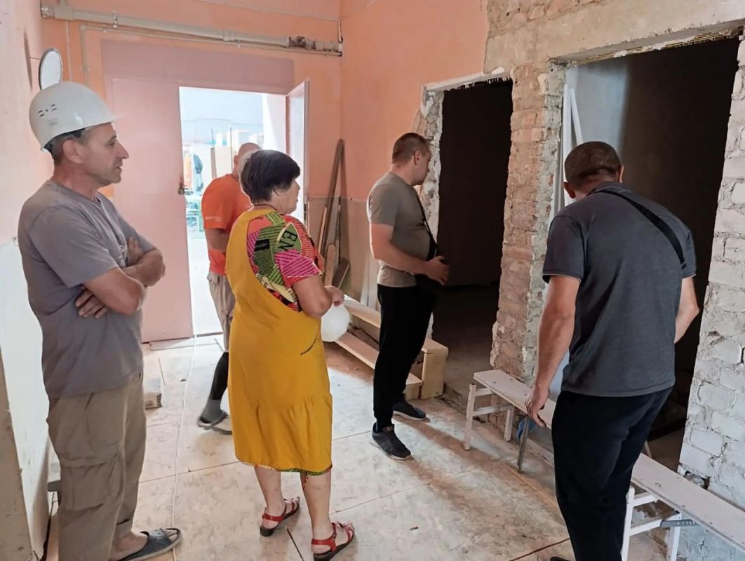 Школа в Великих Копанях преображается: депутаты и партийный актив проконтролировали ход капитального ремонта Школа в Великих Копанях преображается: депутаты и партийный актив проконтролировали ход капитального ремонта